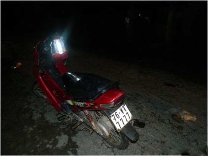 Xe máy mang biển tứ quý cũng cũng đâm trọng thương một nữ sinh ở Quảng Ngãi.